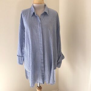 Umgee 1XL blue striped  top with Raw hem.